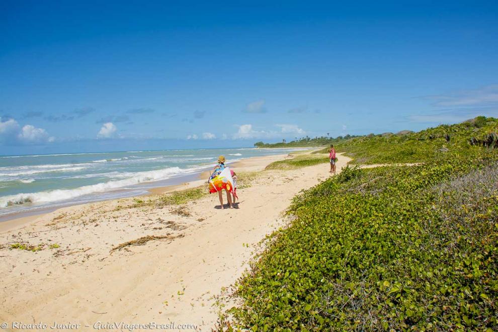 Imagem de uma turistas chegando na Praia Ponta de Itaquena.